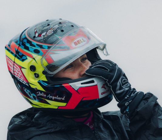 Julia Angelard, pilota di karting Minardi Management, ritratto con casco