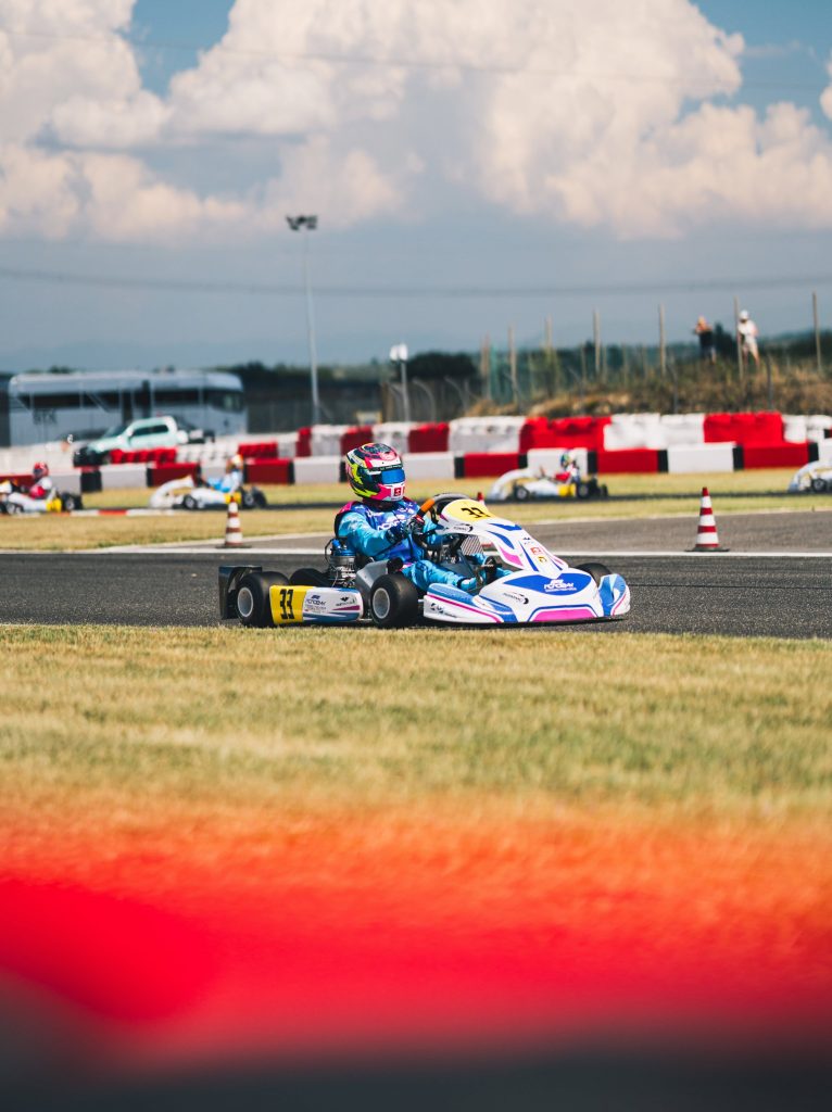 Julia Angelard in azione al volante del kart durante il weekend di Viterbo