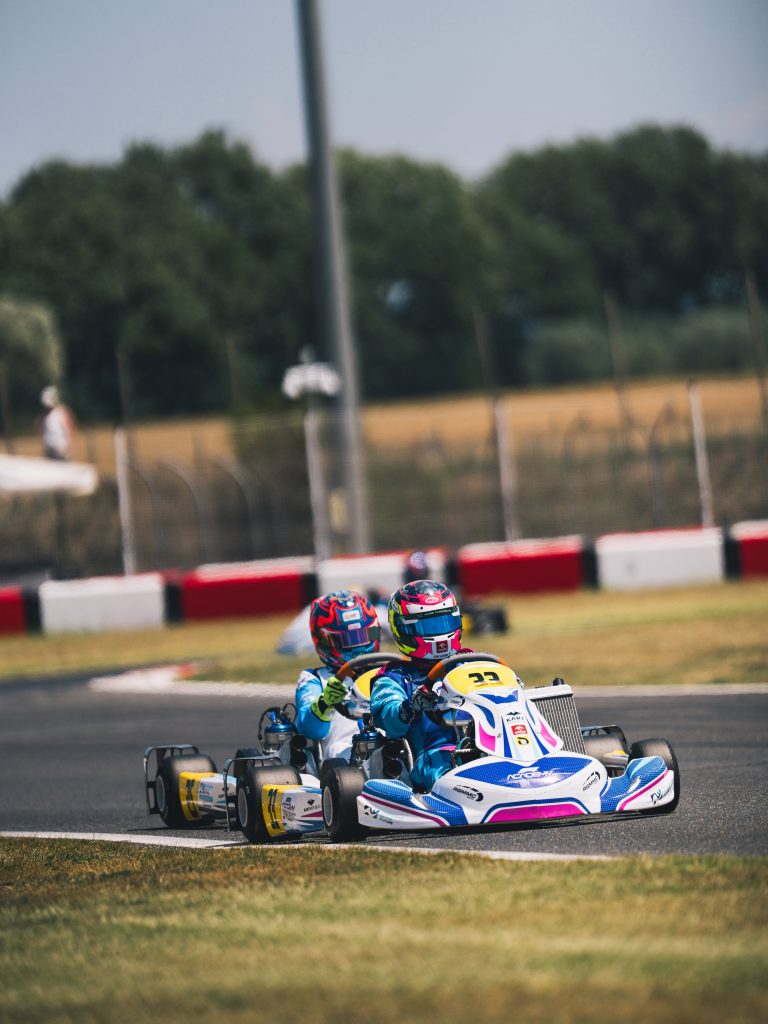 Julia Angelard in curva durante una gara di karting a Viterbo