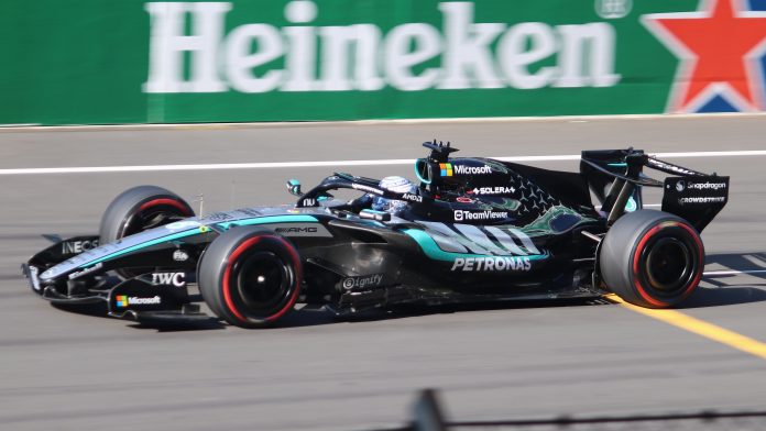 George Russell, Mercedes W17, GP Cina 2026 - Credito: Liauzh via Wikimedia Commons (CC BY 4.0) George Russell al volante della Mercedes W17 nella stagione 2026 di Formula 1
