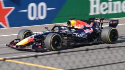 Bahrain-Malesia: che caos, tra auto in tilt e slick Ferrari Max Verstappen con la Red Bull durante la Sprint Qualifying