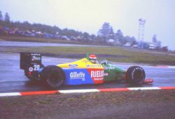 Emanuele Pirro con la Benetton-Ford sotto la pioggia al Gran Premio del Belgio 1989