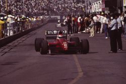 Emanuele Pirro con la Dallara della Scuderia Italia al Gran Premio degli Stati Uniti 1991