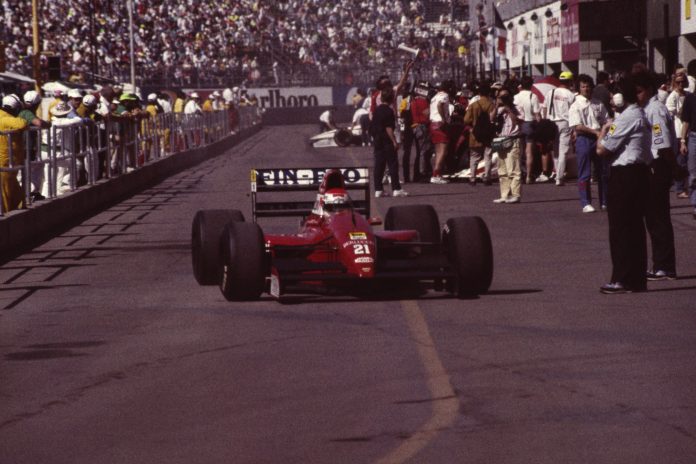 Emanuele Pirro, Scuderia Italia-Dallara, GP degli Stati Uniti 1991 - Credito: Stuart Seeger via Wikimedia Commons (CC BY 2.0) Emanuele Pirro con la Dallara della Scuderia Italia al Gran Premio degli Stati Uniti 1991