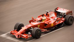 Luca Badoer al volante della Ferrari durante un test a Barcellona nel 2008