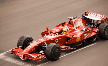 Collaudatori F1, Larini: «Oggi non possono fare niente» Luca Badoer al volante della Ferrari durante un test a Barcellona nel 2008