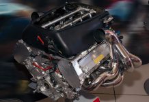 V8 nel 2030, Marko: «Cosa fatta». Ma il voto non c’è ancora Motore V8 Ferrari 056 della F2007 esposto al Museo Ferrari