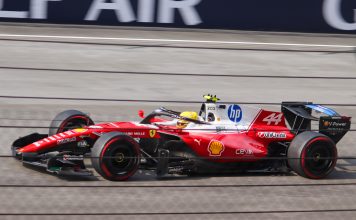 La Ferrari di Lewis Hamilton in pista nelle qualifiche del Gran Premio del Bahrain 2026