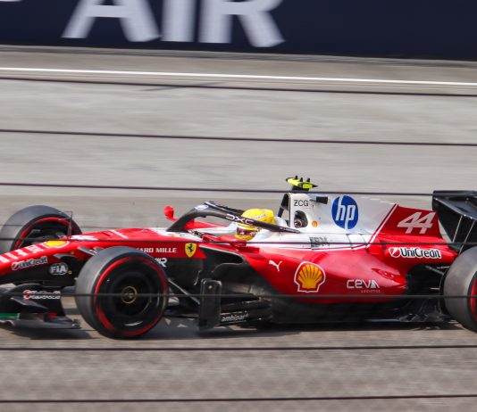 La Ferrari di Lewis Hamilton in pista nelle qualifiche del Gran Premio del Bahrain 2026