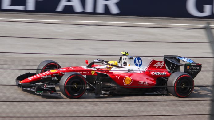 Lewis Hamilton con la Ferrari nelle qualifiche del Gran Premio del Bahrain in Malesia 2026