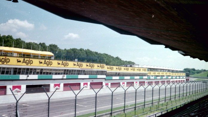Il rettilineo dei box dell'Autodromo Enzo e Dino Ferrari di Imola