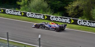 Max Verstappen in pista con la Red Bull RB22 a Spa-Francorchamps nel 2026