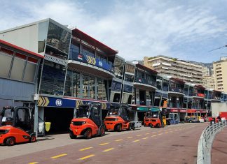 Errori e orrori di FIA e FOM, da Monaco a Singapore La pit lane del circuito di Monaco con i box e il logo FIA