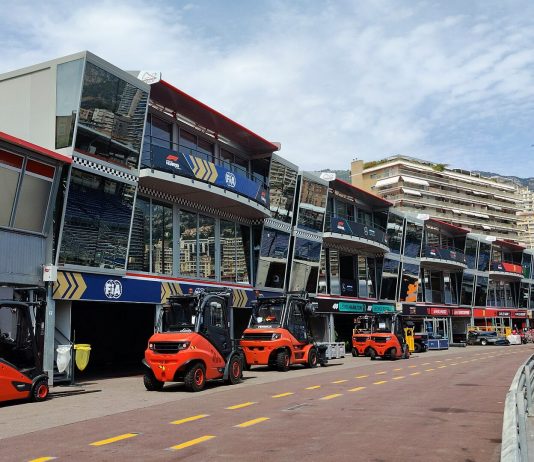 La pit lane del circuito di Monaco con i box e il logo FIA