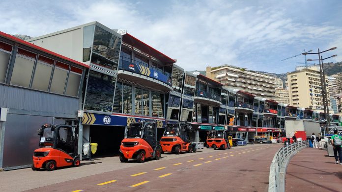 Pit lane del Circuit de Monaco - Credito: crash71100 via Wikimedia Commons (CC0) La pit lane del circuito di Monaco con i box e il logo FIA